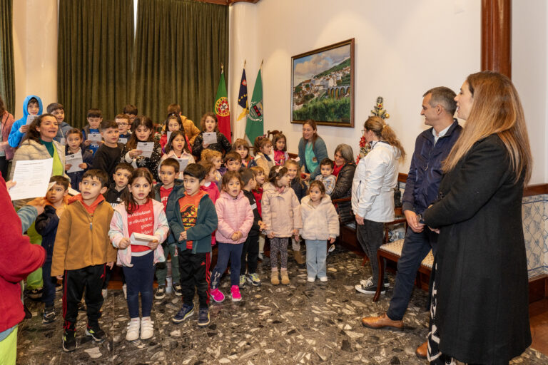 150 crianças visitam os Paços do Concelho