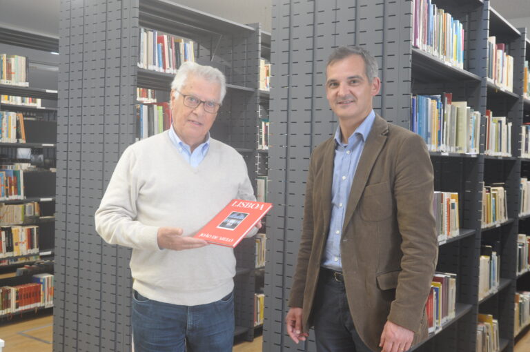 Biblioteca Municipal recebe 1º exemplar do novo livro de João de Melo a lançar em junho
