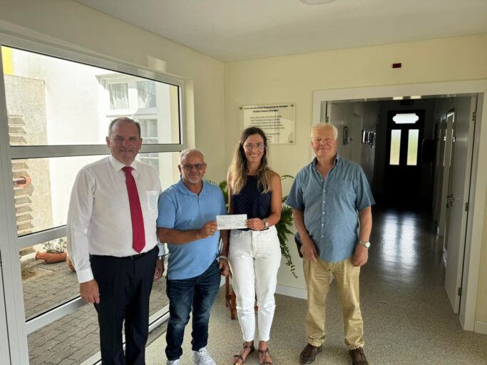 Comissão de Nordestenses do Canadá entrega donativo à Amizade 2000 e à Santa Casa