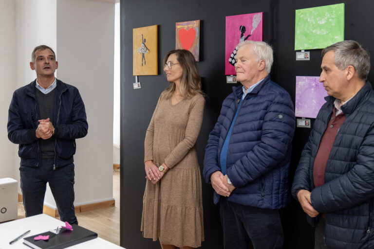 Utentes da Amizade 2000 felizes com a sua 1ª exposição