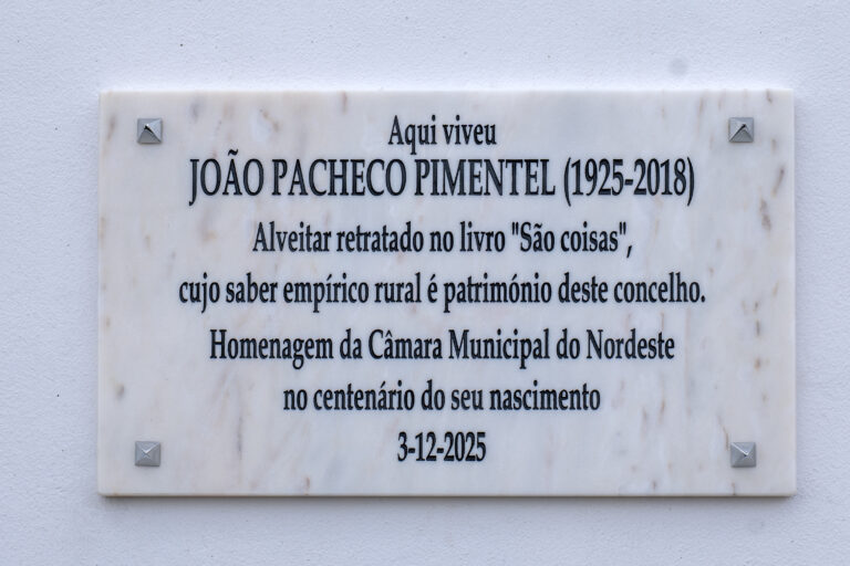 Placa de homenagem ao alveitar João Pacheco Pimentel